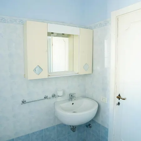 Apartamento Quadrilocale Vicino Al Mare Con Ampio Terrazzo Aria Condizionata E Posto Auto Privato