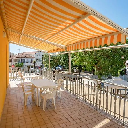 Apartamento Quadrilocale Vicino Al Mare Con Ampio Terrazzo Aria Condizionata E Posto Auto Privato