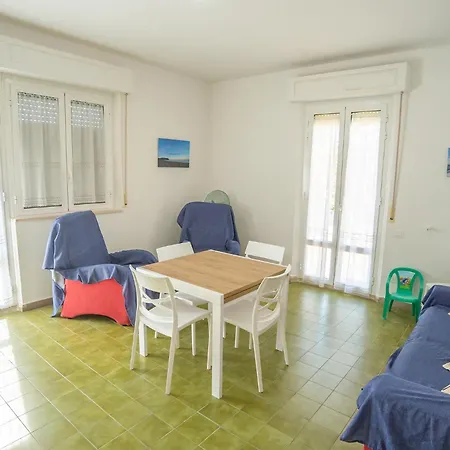 Appartamento Quadrilocale Con Ampio Terrazzo A Due Passi Dal Mare *