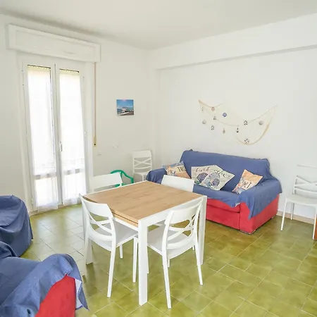 Quadrilocale Con Ampio Terrazzo A Due Passi Dal Mare