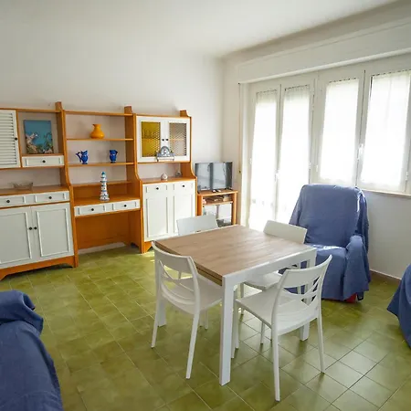 Quadrilocale Con Ampio Terrazzo A Due Passi Dal Mare